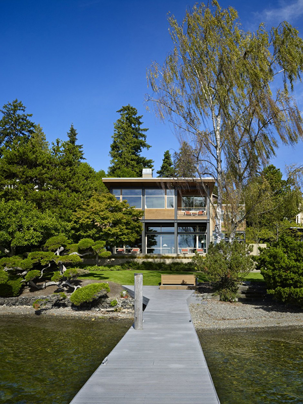 Waterfront Residence Envisioned As a Romantic and Relaxing Settlement