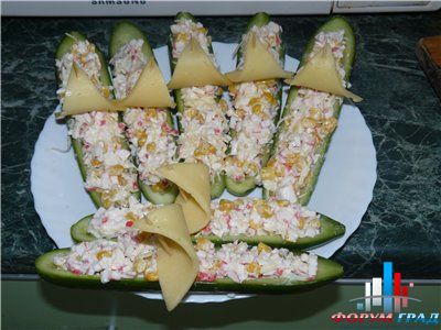 Крабовый салат в огуречных лодочках.