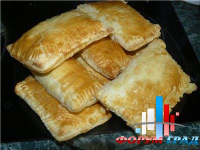 Пирожки из слоёного теста.