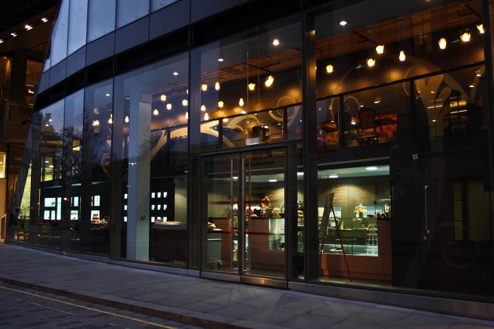 beas-of-bloomsbury-cake-shop-by-go-london-uk-13