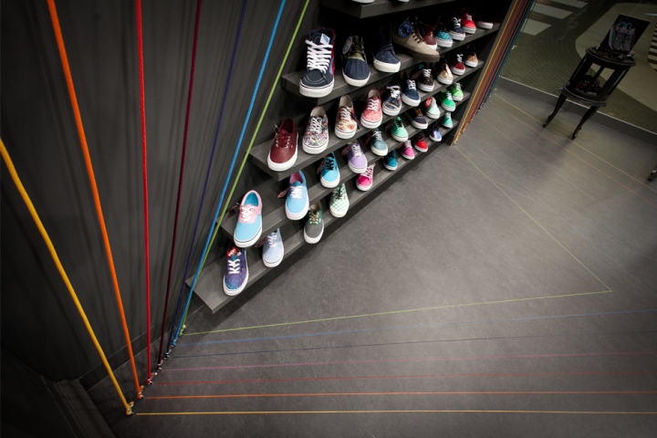 run-colors-store-by-mode-lina-poznan-poland-09