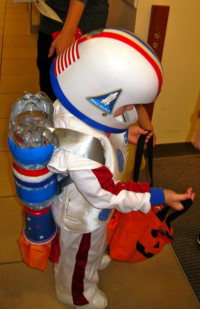 Шлем космонавта детский своими руками для ребенка. Костюм Космонавта в детский сад. Космический костюм для мальчика. Космический шлем в детский сад. Шлем Космонавта в садик.
