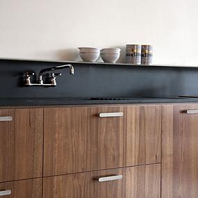 backsplash-shelf-with-integrated-knife-block-from-viola-park-02