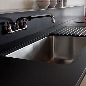 backsplash-shelf-with-integrated-knife-block-from-viola-park-04
