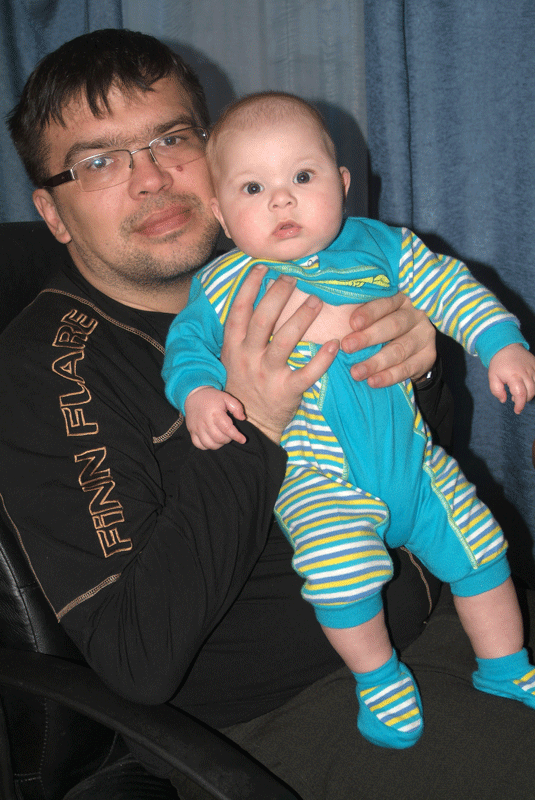 Любимый папа держит меня на ручках