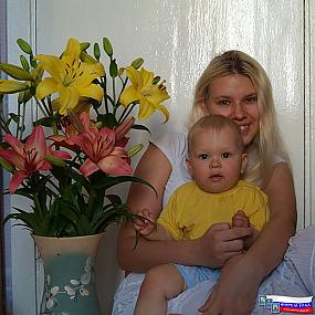 Папа подарил нам цветы