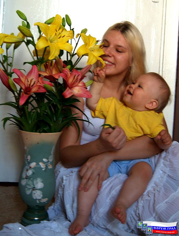 Папа подарил нам цветы