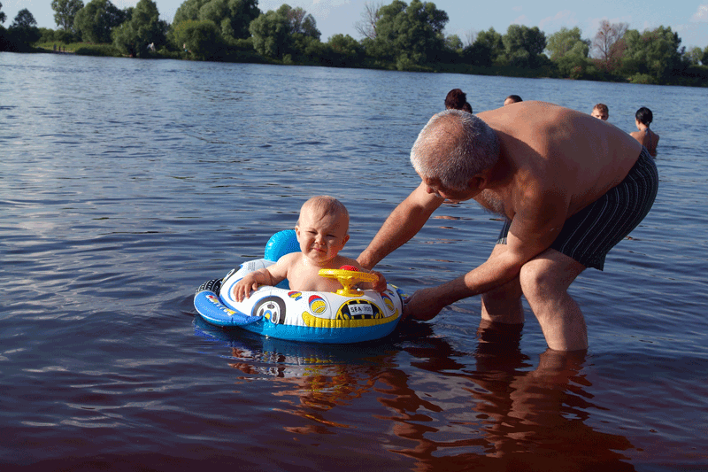 Я плаваю на своем круге с дедушкой