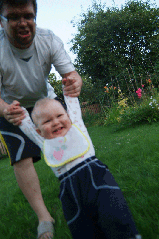 Гоняем с папой в футбол