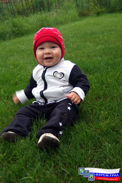 Сижу на лужайке зеленой