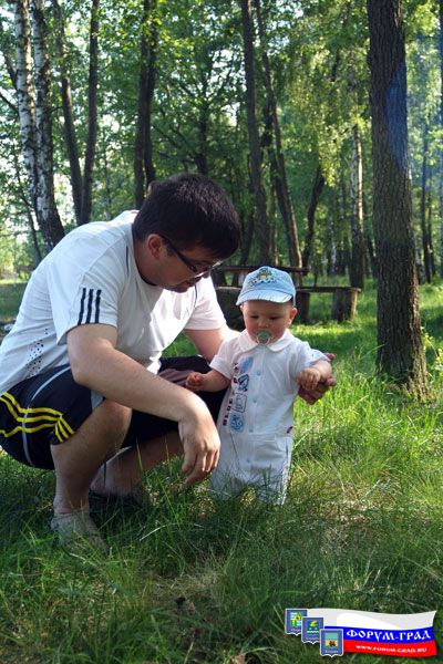 Папа учит меня ходить