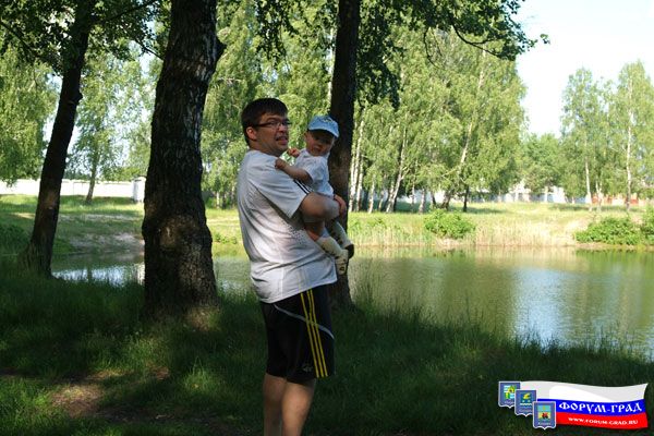 Отец и сын на берегу озера