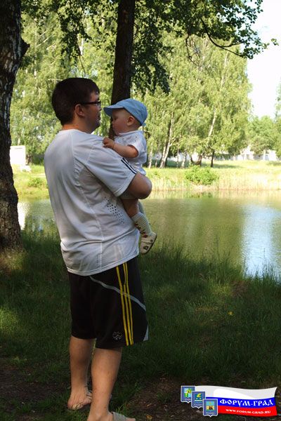 Отец и сын на берегу озера