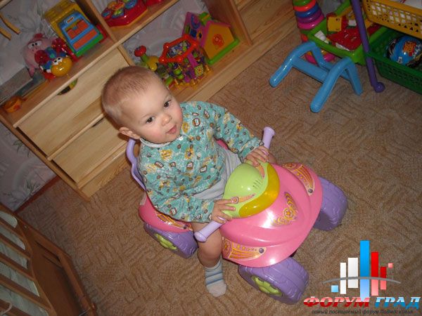 Федя едит на машине