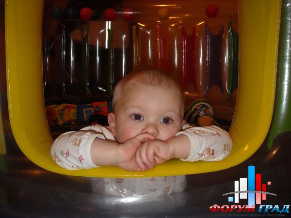 Смотрит телевизор