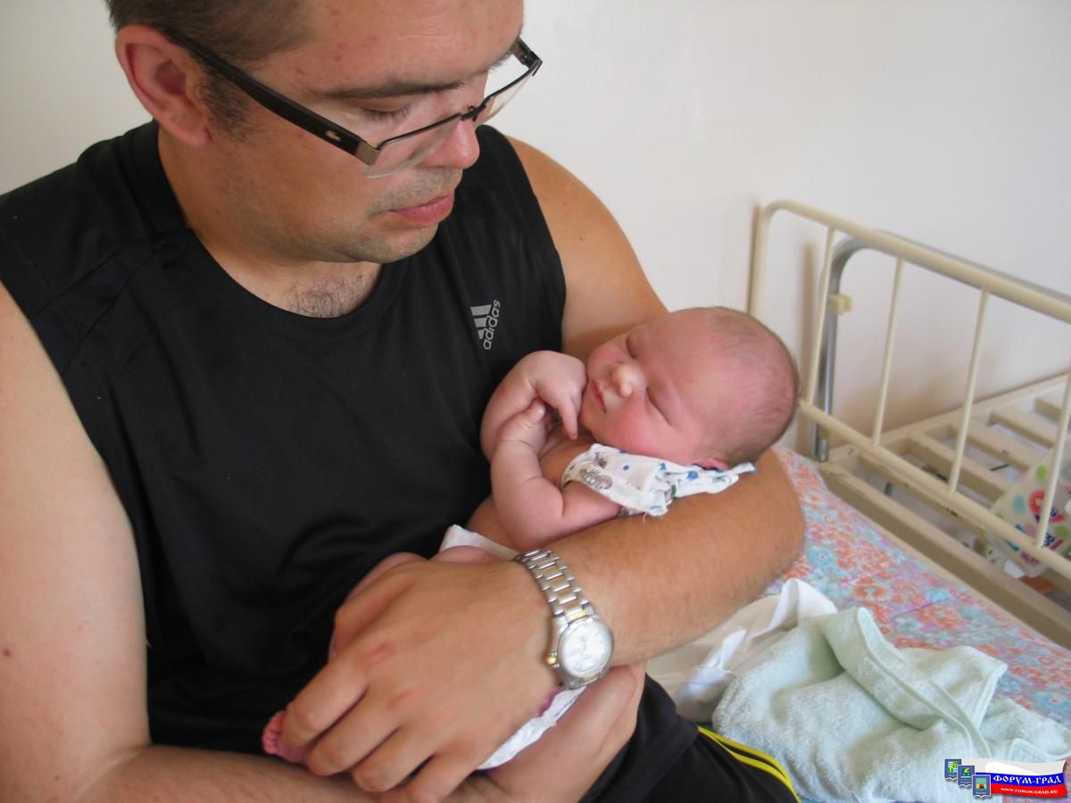 Вот так ласкаво папа меня всегда прижимает