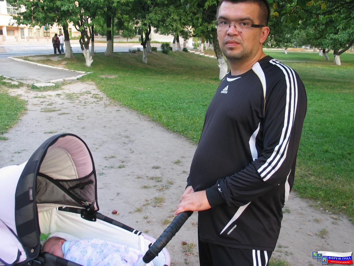 А это мы на прогулке папка везет меня на коляске