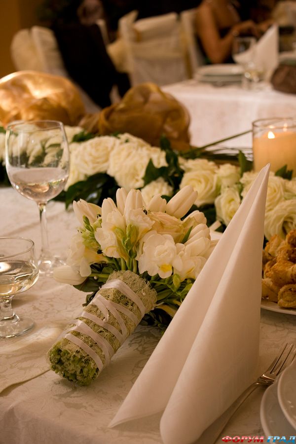bouquet-on-table-01