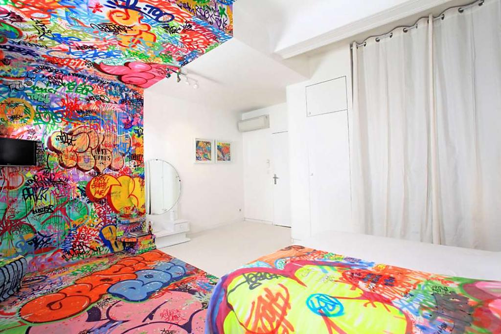 graffiti-hotel-room-01