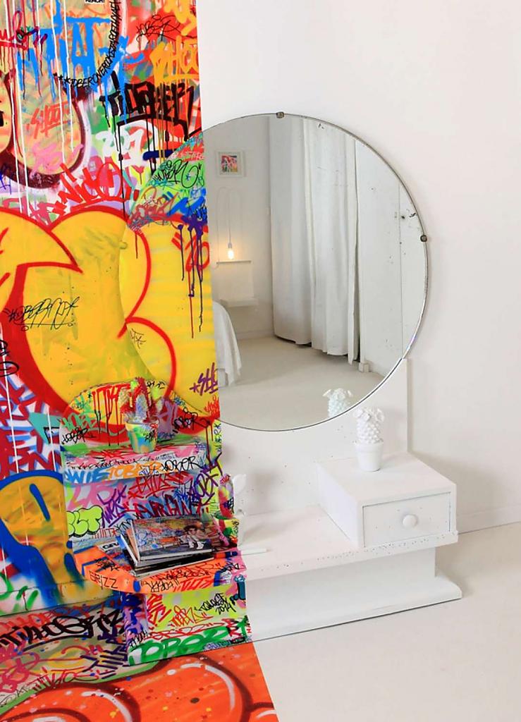 graffiti-hotel-room-02