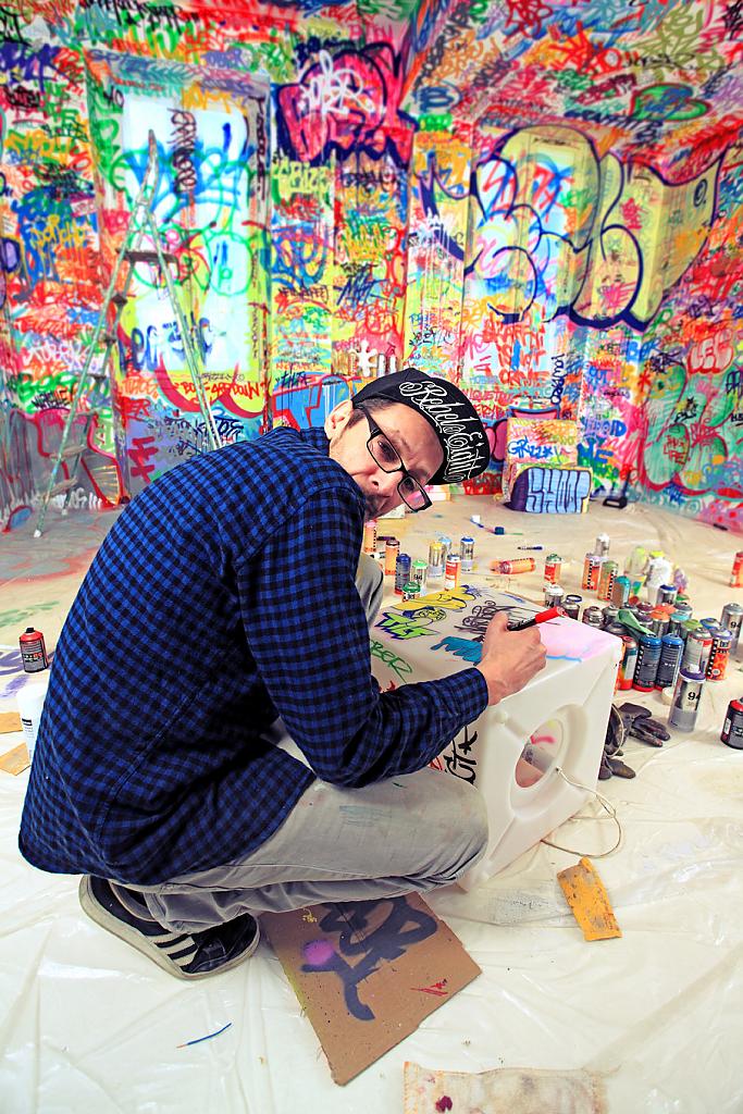 graffiti-hotel-room-08