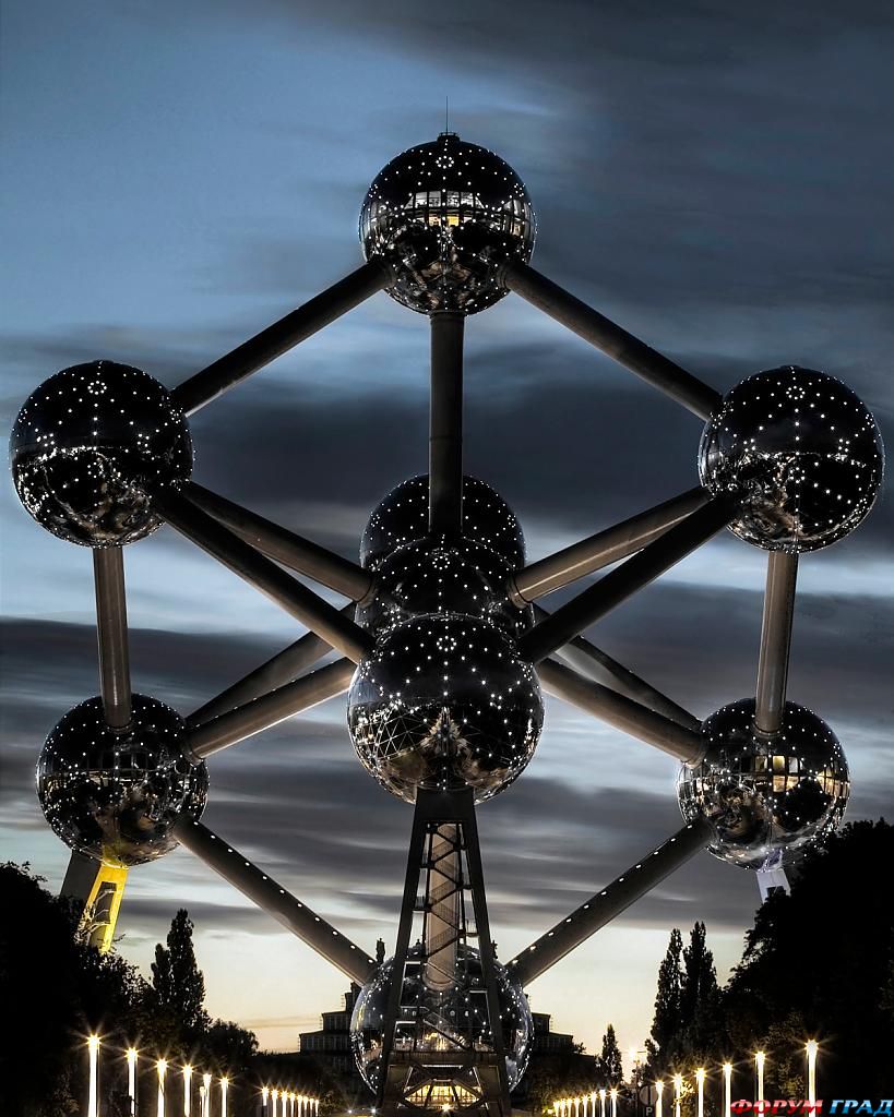 Отель Atomium Kidsphere ночью