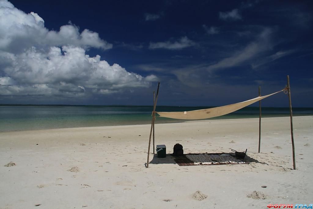 Песчаный берег возле отеля Chole Mjini Lodge