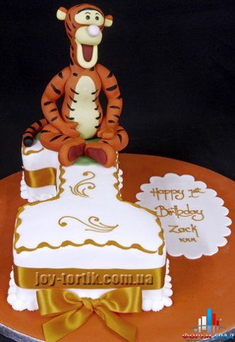 phoca thumb l 00301420figure20one20with20hand-made20sugarpaste20tigger20model20b