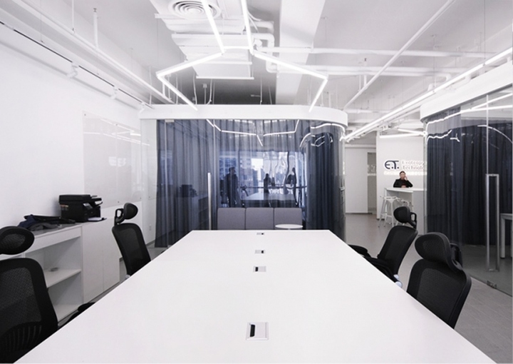 exotropy-technology-office-07