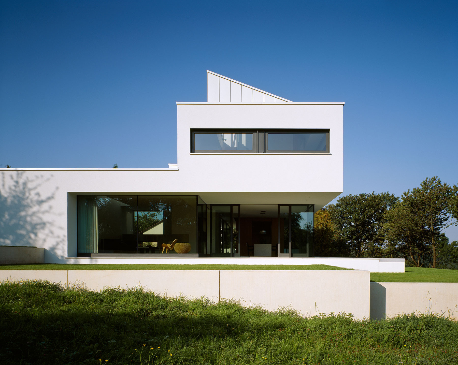 Интерьер дома на холме House P от Philipp Architekten