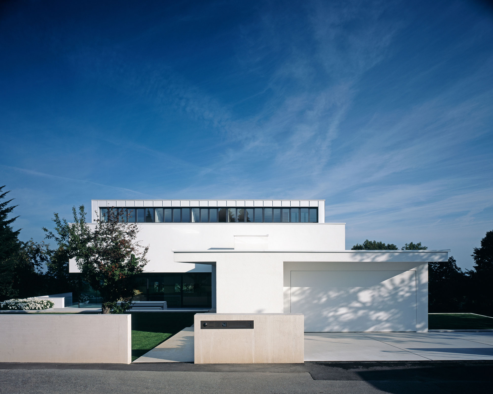 Интерьер дома на холме House P от Philipp Architekten