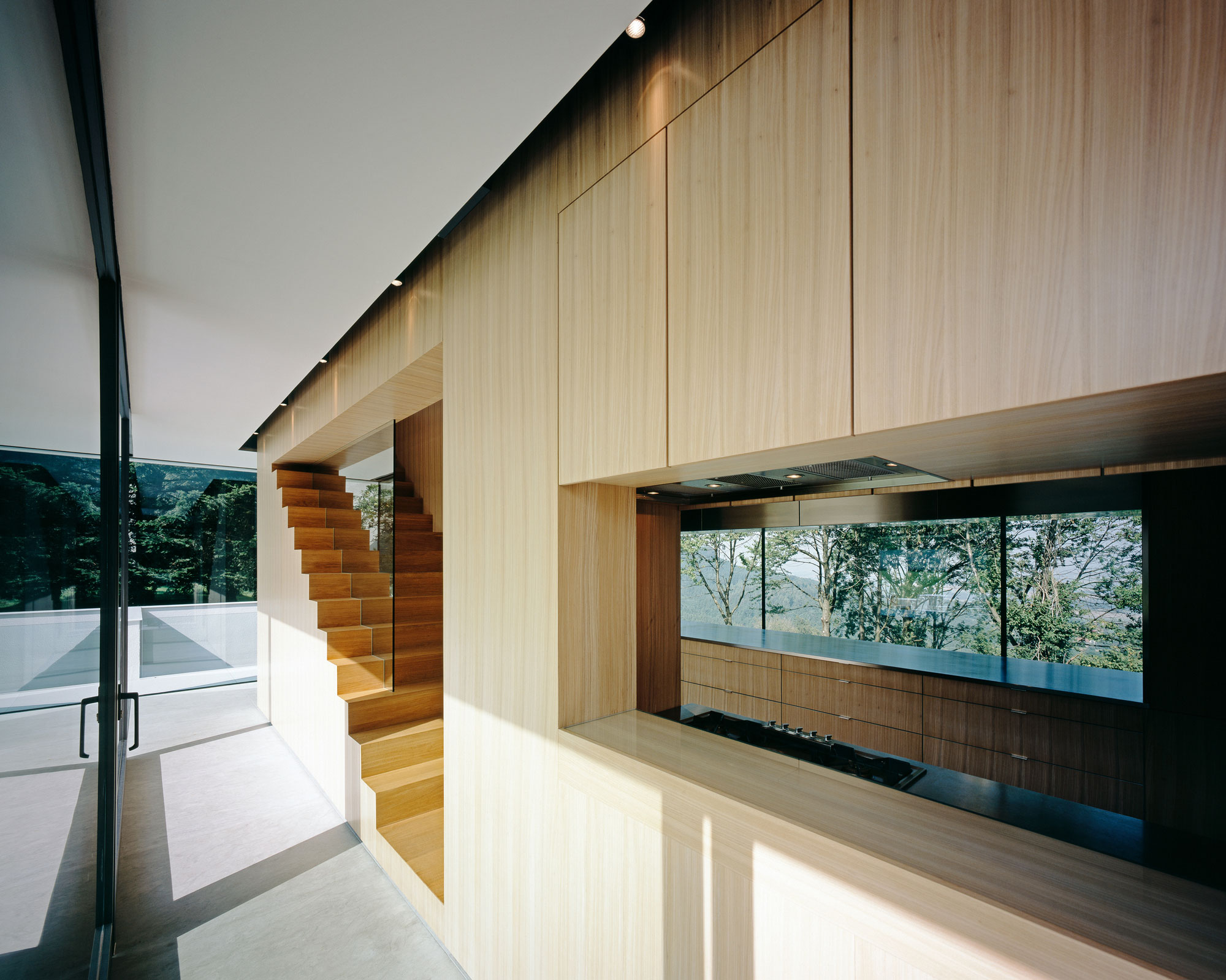 Интерьер дома на холме House P от Philipp Architekten
