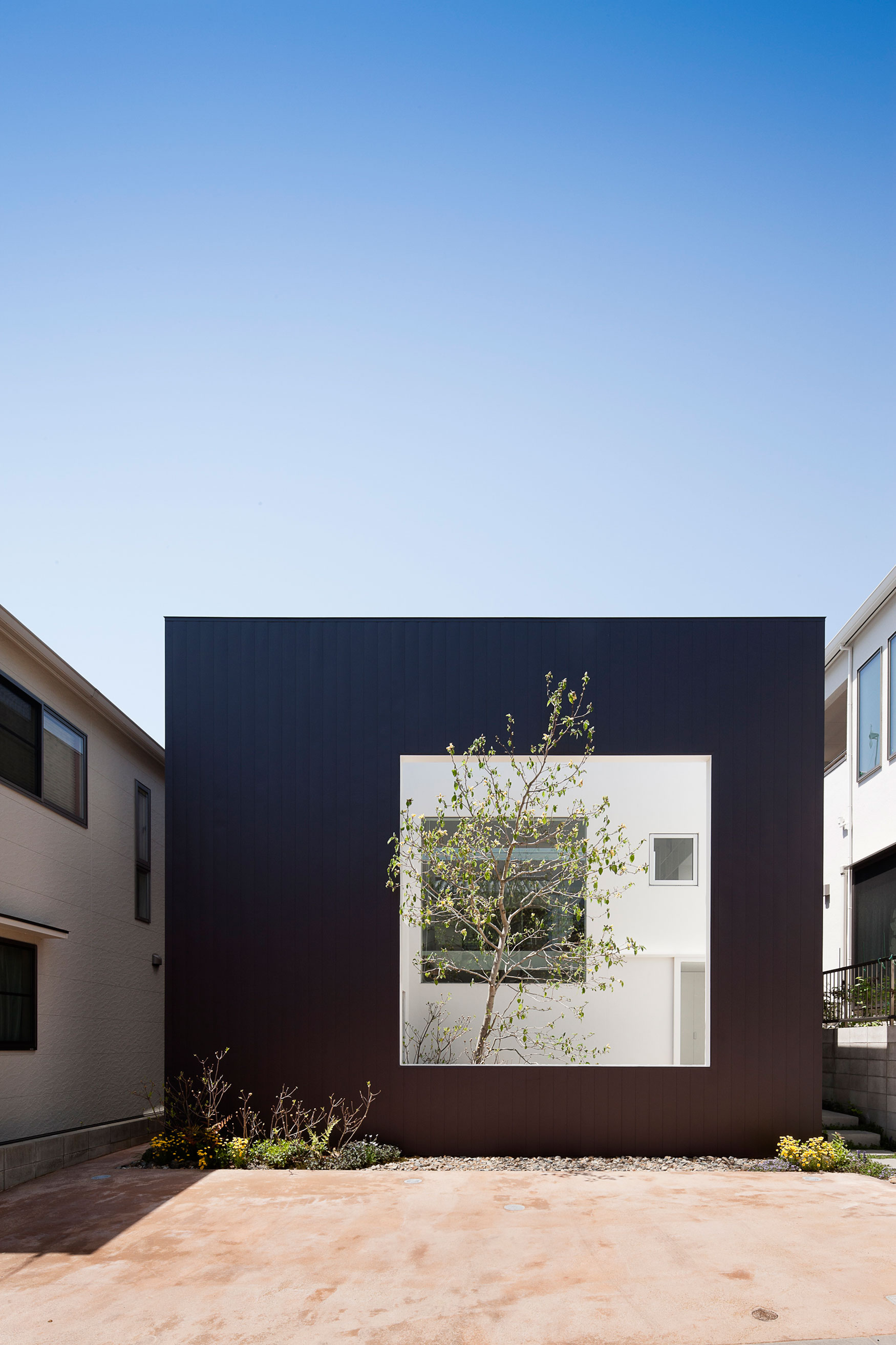 house-frame-by-uid-architects-01