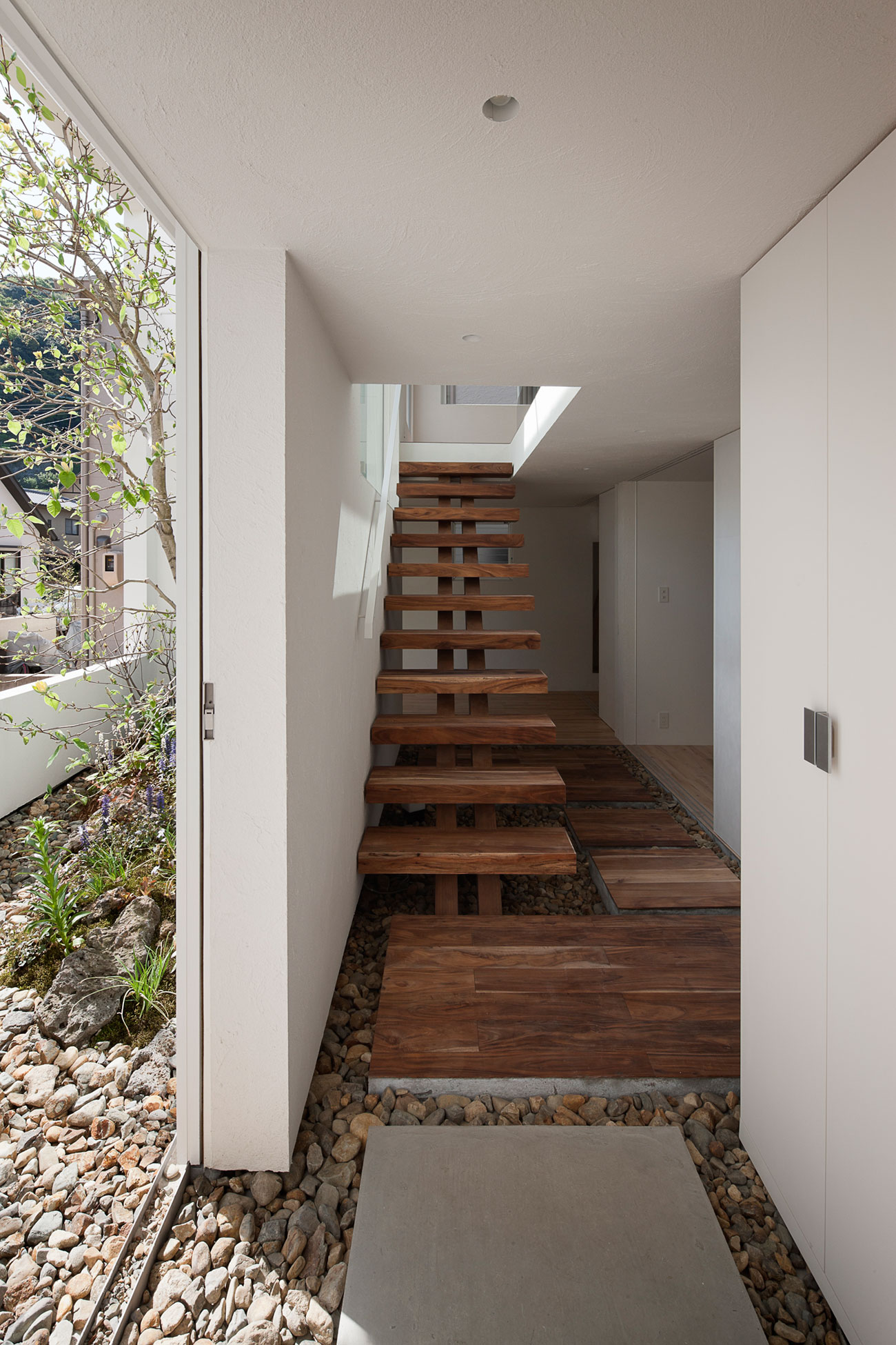 house-frame-by-uid-architects-05