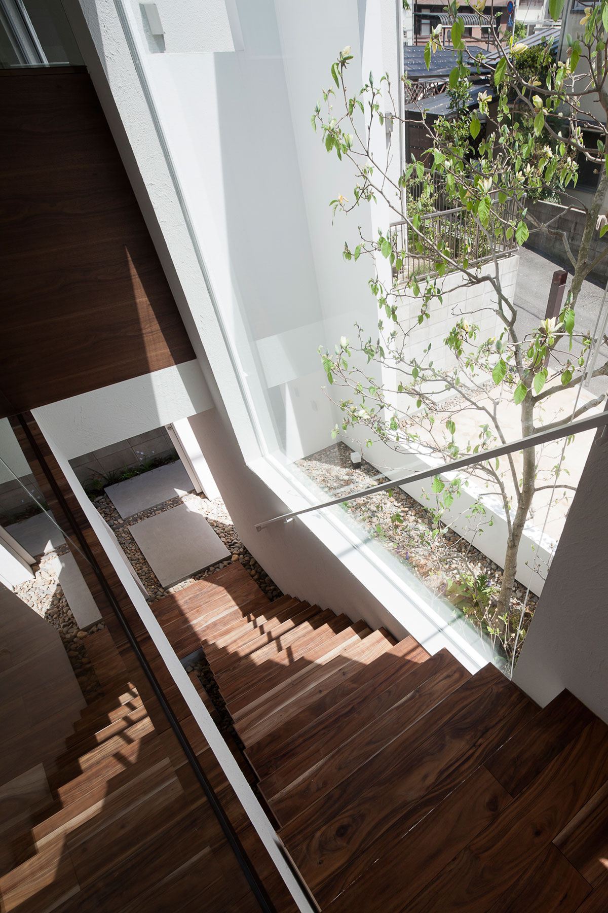 house-frame-by-uid-architects-06