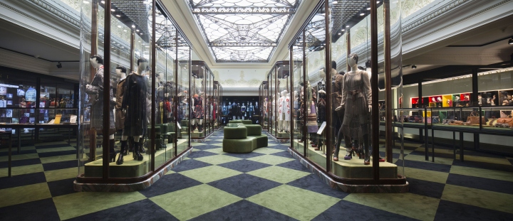 pradasphere-exhibition-and-windows-04