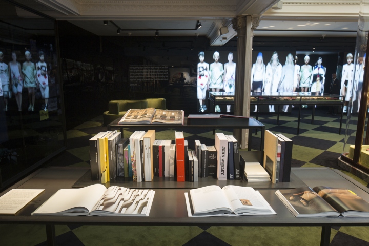 pradasphere-exhibition-and-windows-05