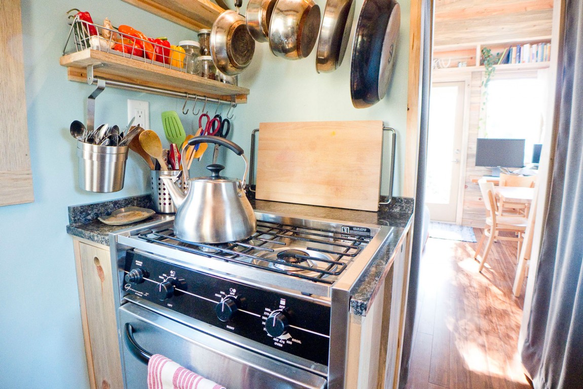 small-apartment-by-alek-lisefski-15