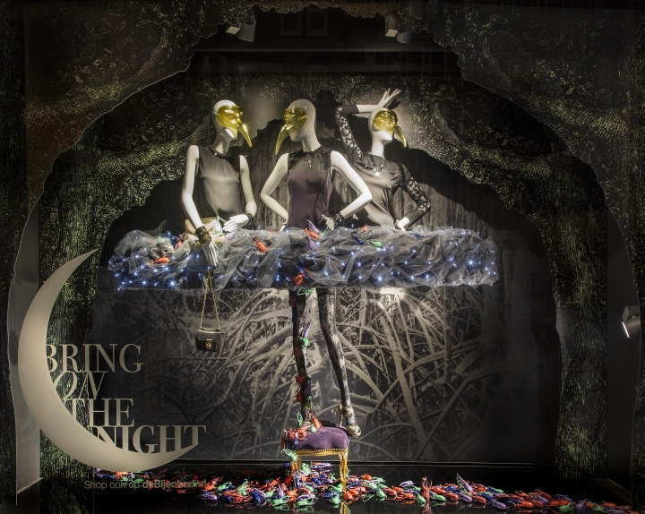 storefront-de-bijenkorf-holiday-amsterdam-netherlands-05