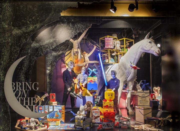 storefront-de-bijenkorf-holiday-amsterdam-netherlands-07