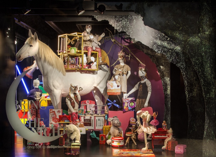 storefront-de-bijenkorf-holiday-amsterdam-netherlands-08