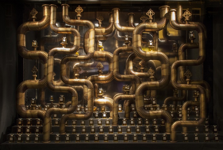 storefront-de-bijenkorf-holiday-amsterdam-netherlands-09