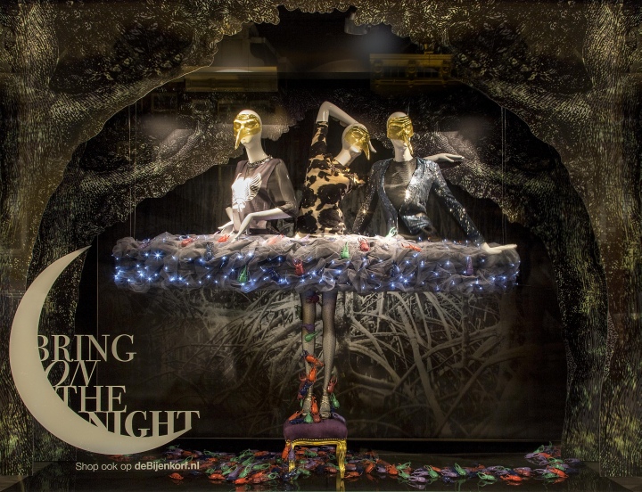 storefront-de-bijenkorf-holiday-amsterdam-netherlands-10