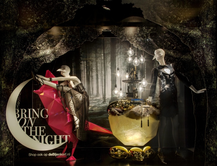 storefront-de-bijenkorf-holiday-amsterdam-netherlands-12