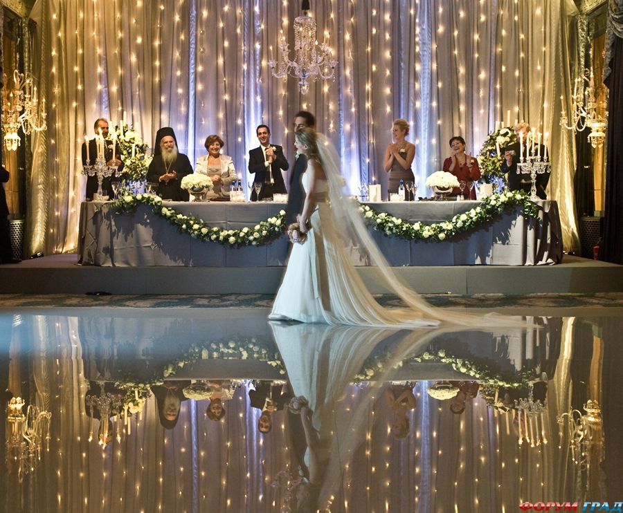 newlyweds-banquet-guests-01