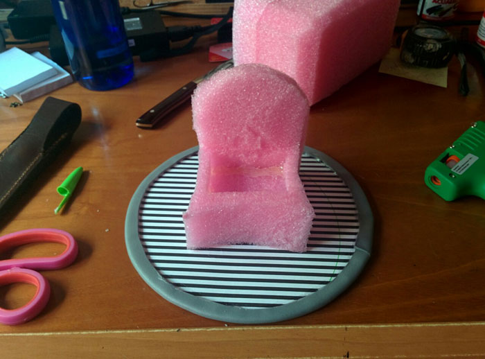 diy-iron-throne-stand-4
