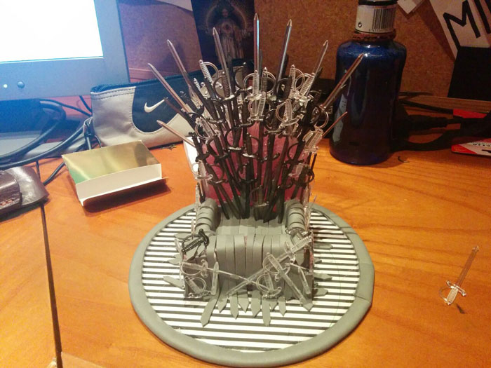 diy-iron-throne-stand-8