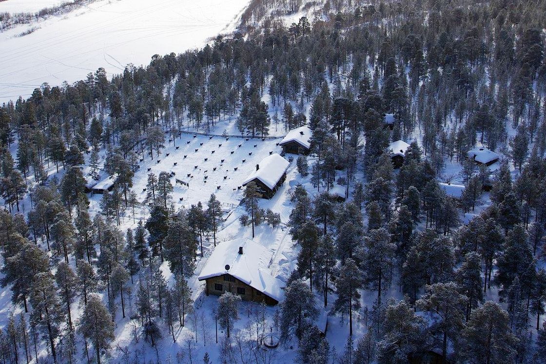Вид сверху на отель Engholm Husky Design Lodge в Норвегии
