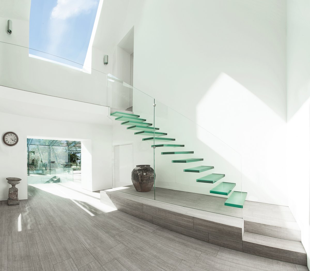 glass-staircase-walls-stand-1
