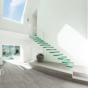 glass-staircase-walls-stand-1